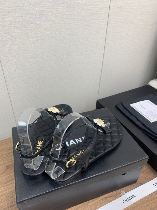 SANDALO INFRADITO CC IN PELLE DI AGNELLO NERA CON FIORE DI PERLA