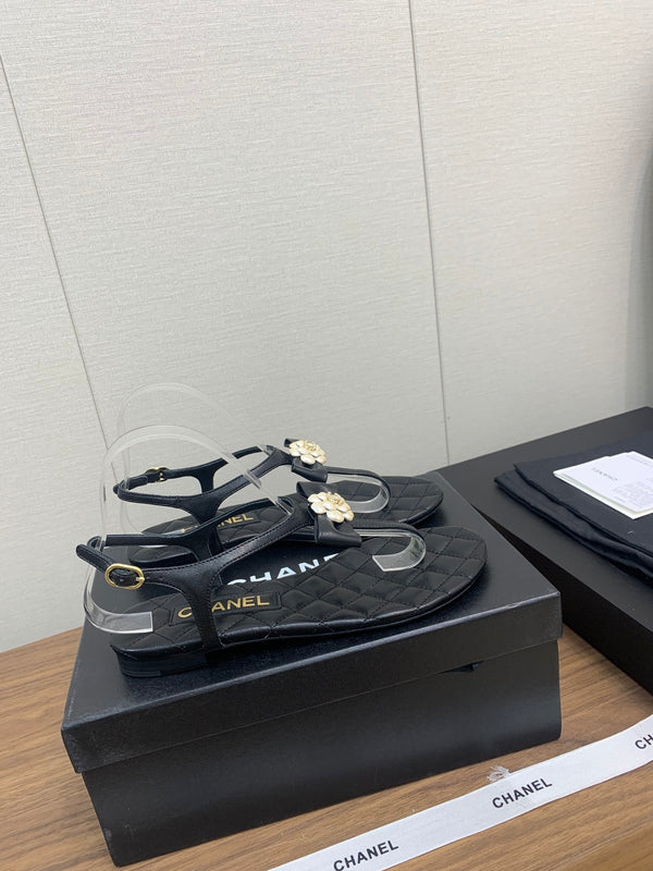 SANDALO INFRADITO CC IN PELLE DI AGNELLO NERA CON FIORE DI PERLA