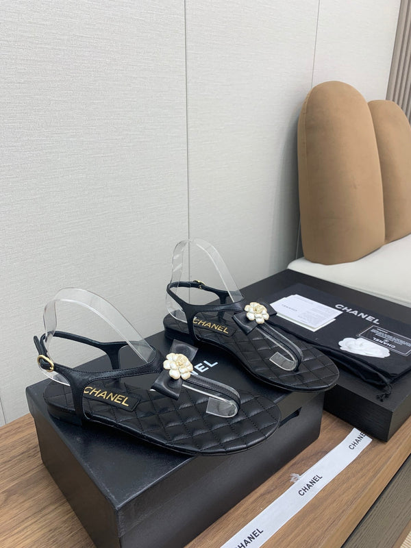 SANDALO INFRADITO CC IN PELLE DI AGNELLO NERA CON FIORE DI PERLA