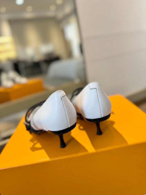 HIGH PUMP 5 CM TRIPLE-STRAP IN WHITE CALFSKIN WITH BLACK STRAP