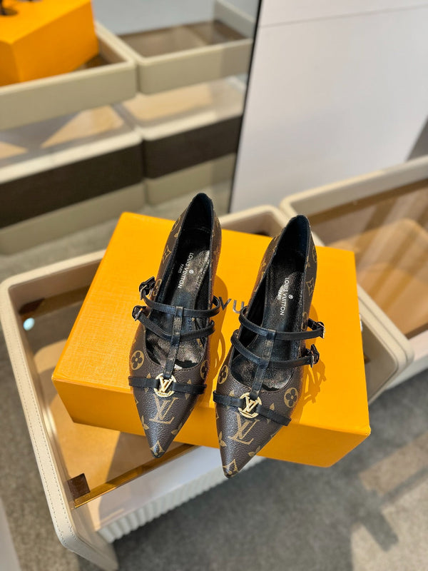 DÉCOLLETÉ ALTO 5 CM CON TRIPLO CINTURINO IN PELLE DI VITELLO MONOGRAM MARRONE CIOCCOLATO E CINTURINO NERO