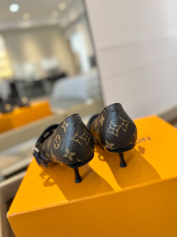 DÉCOLLETÉ ALTO 5 CM CON TRIPLO CINTURINO IN PELLE DI VITELLO MONOGRAM MARRONE CIOCCOLATO E CINTURINO NERO