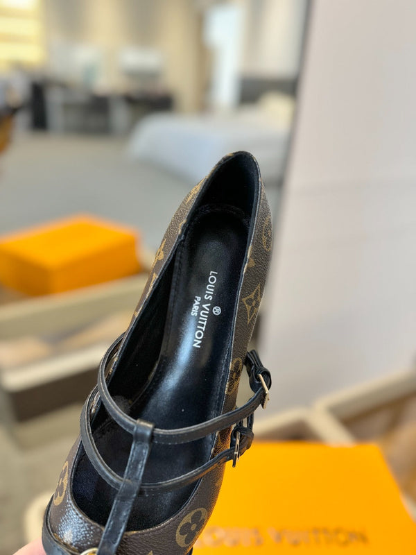 DÉCOLLETÉ ALTO 5 CM CON TRIPLO CINTURINO IN PELLE DI VITELLO MONOGRAM MARRONE CIOCCOLATO E CINTURINO NERO