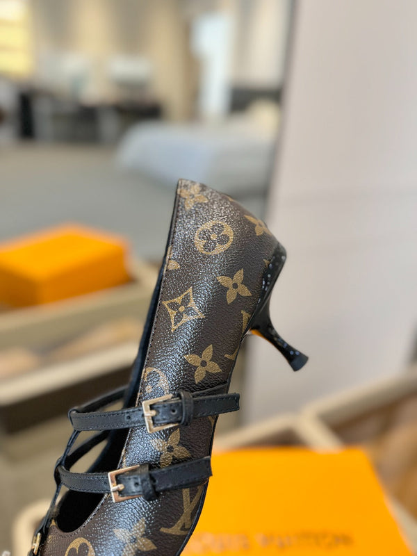 DÉCOLLETÉ ALTO 5 CM CON TRIPLO CINTURINO IN PELLE DI VITELLO MONOGRAM MARRONE CIOCCOLATO E CINTURINO NERO