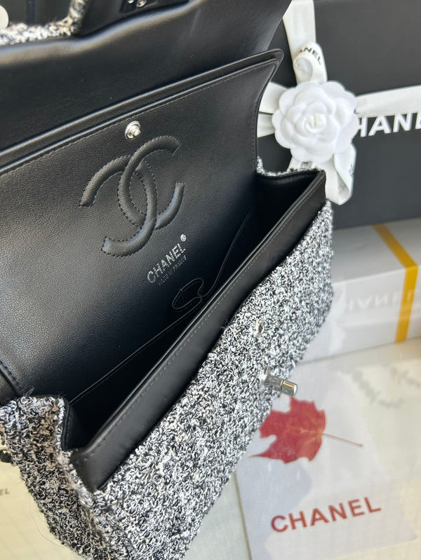 MEDIUM FLAP BAG 25 IN LIGHT GRAY TWEED SILVER HARDWARE