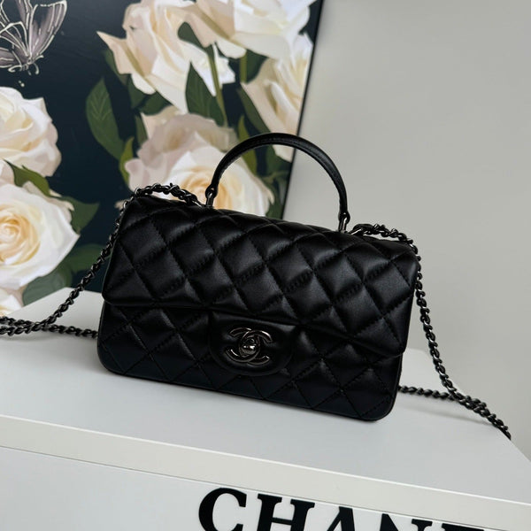 Borsa mini con patta 24c 20 cm con manico superiore, interamente in pelle di vitello nera