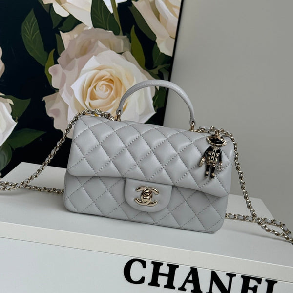 Borsa mini con patta 24c 20 cm con manico superiore in pelle di vitello grigia
