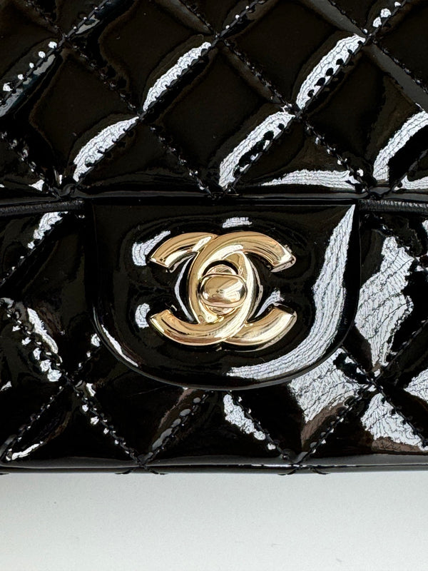 Borsa mini con patta 24c 20 cm con manico superiore in pelle di vitello verniciata nera