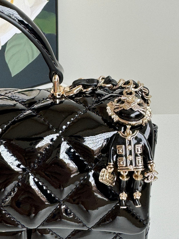 Borsa mini con patta 24c 20 cm con manico superiore in pelle di vitello verniciata nera