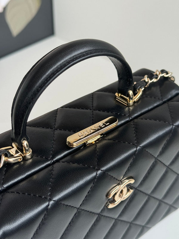 BORSA PICCOLA 18 IN PELLE DI AGNELLO NERA CON FERRAMENTA ORO