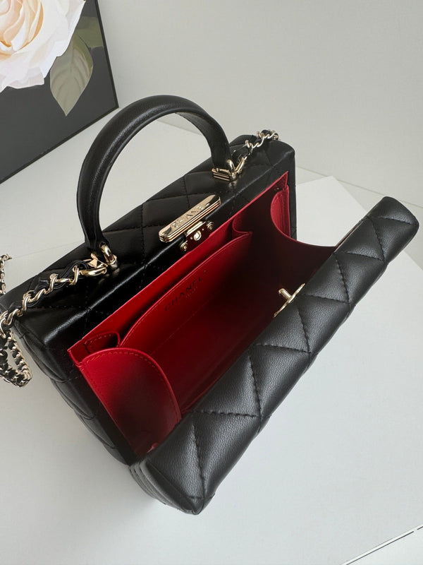 BORSA PICCOLA 18 IN PELLE DI AGNELLO NERA CON FERRAMENTA ORO