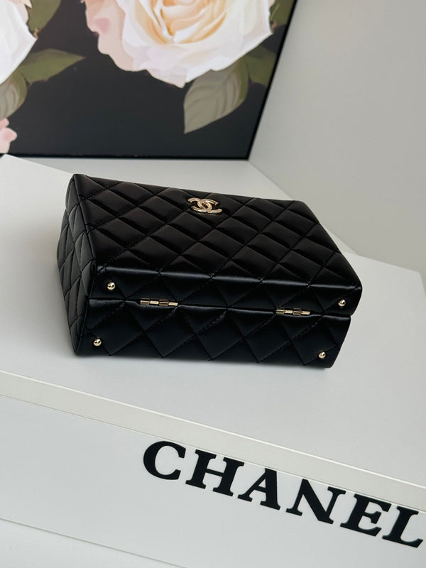 BORSA PICCOLA 18 IN PELLE DI AGNELLO NERA CON FERRAMENTA ORO