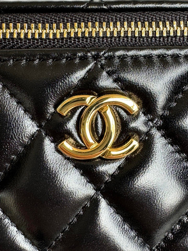 PICCOLO VANITY CASE 17 CON MANICO IN VITELLO NERO CATENA IN METALLO ORO