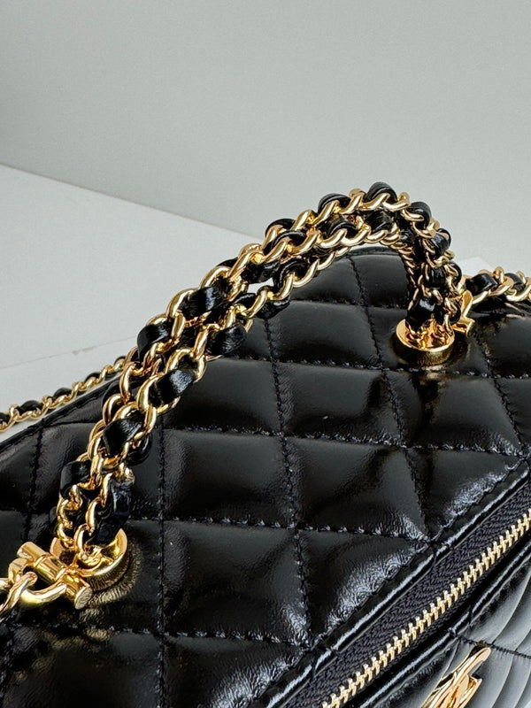 PICCOLO VANITY CASE 17 CON MANICO IN VITELLO NERO CATENA IN METALLO ORO