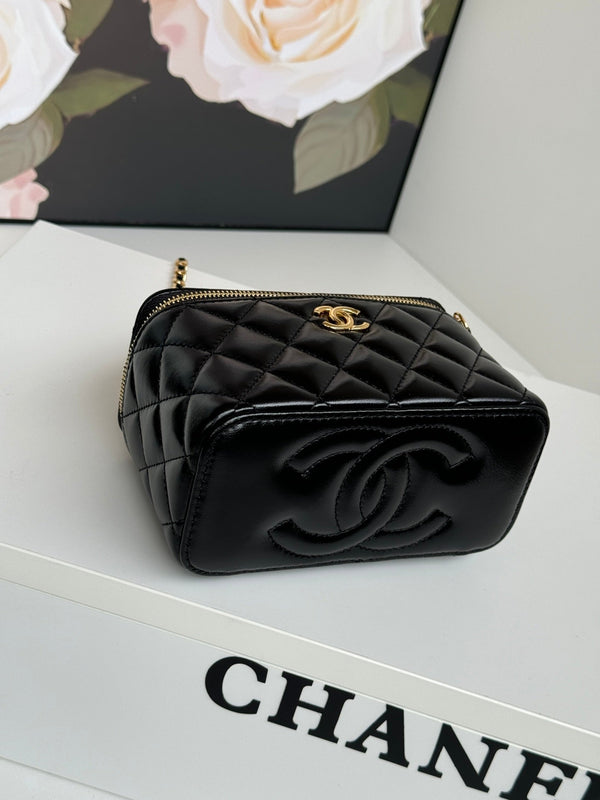 PICCOLO VANITY CASE 17 CON MANICO IN VITELLO NERO CATENA IN METALLO ORO