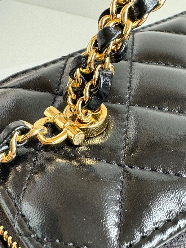 PICCOLO VANITY CASE 17 CON MANICO IN VITELLO NERO CATENA IN METALLO ORO