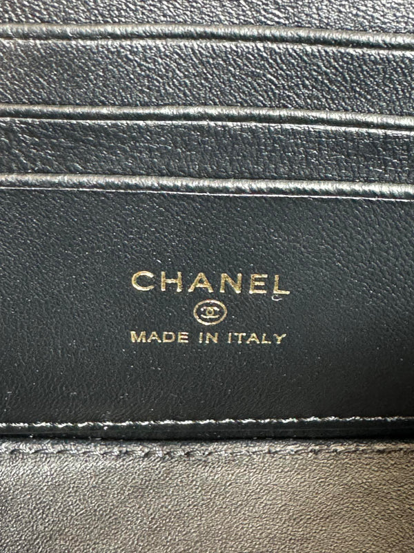 PICCOLO VANITY CASE 17 CON MANICO IN VITELLO NERO CATENA IN METALLO ORO