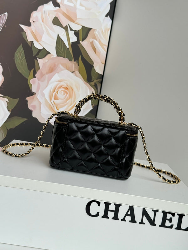 PICCOLO VANITY CASE 17 CON MANICO IN VITELLO NERO CATENA IN METALLO ORO