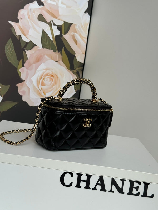 PICCOLO VANITY CASE 17 CON MANICO IN VITELLO NERO CATENA IN METALLO ORO