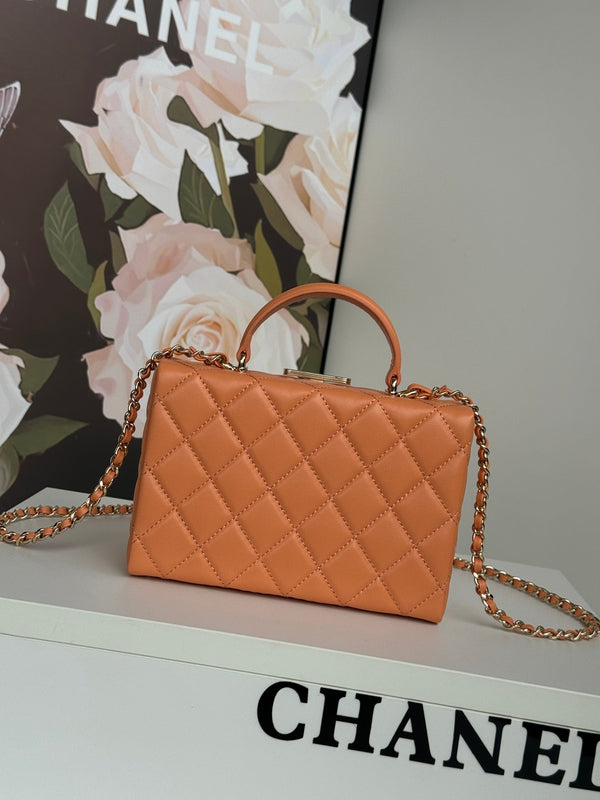 BORSA PICCOLA 18 IN PELLE DI AGNELLO CAROTA CON FERRAMENTA ORO