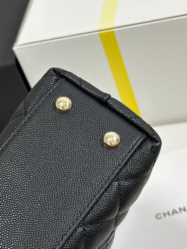 Borsa a patta con manico CC Coco 24, trapuntata nera, caviale, hardware oro chiaro 243475