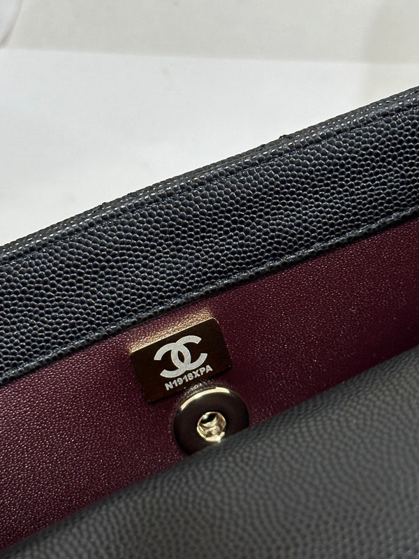 Borsa a patta con manico CC Coco 24, trapuntata nera, caviale, hardware oro chiaro 243475