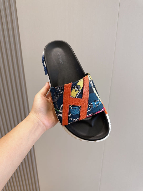 HM SLIPPERS BLACK AND NAVY CANVAS WITH MOTIF