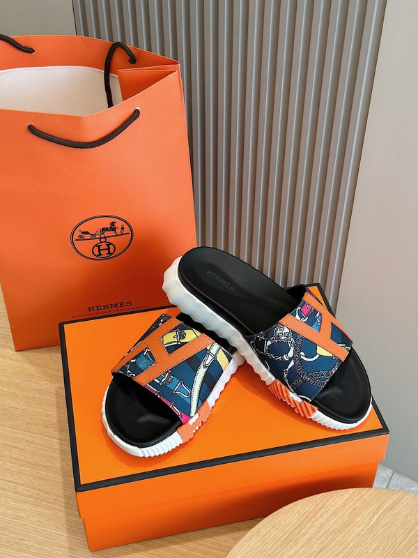 HM SLIPPERS BLACK AND NAVY CANVAS WITH MOTIF