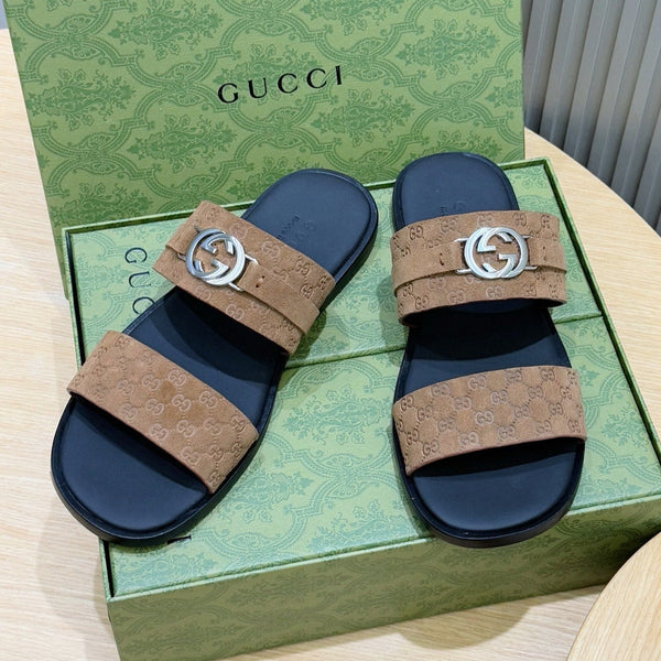 Sandali GG da uomo con motivo GG intrecciato in pelle scamosciata marrone 599982