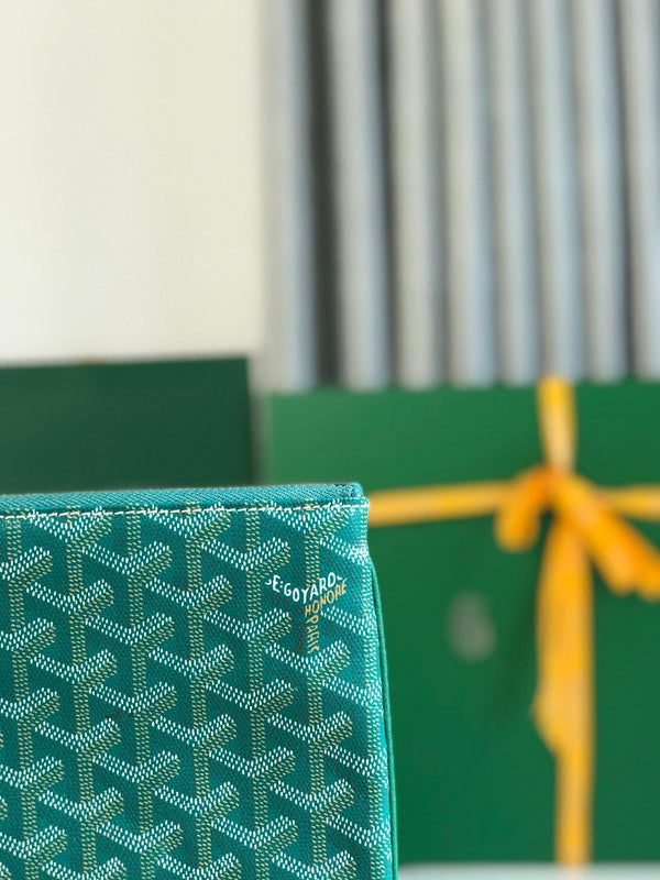 SÉNAT MGM POUCH 40 IN GREEN GOYARDINE CANVAS