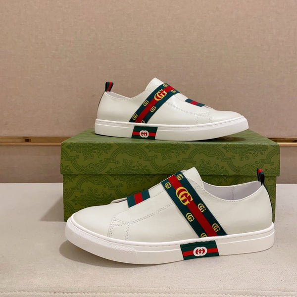 Mocassini slip-on da uomo GG in pelle di vacchetta bianca 533945