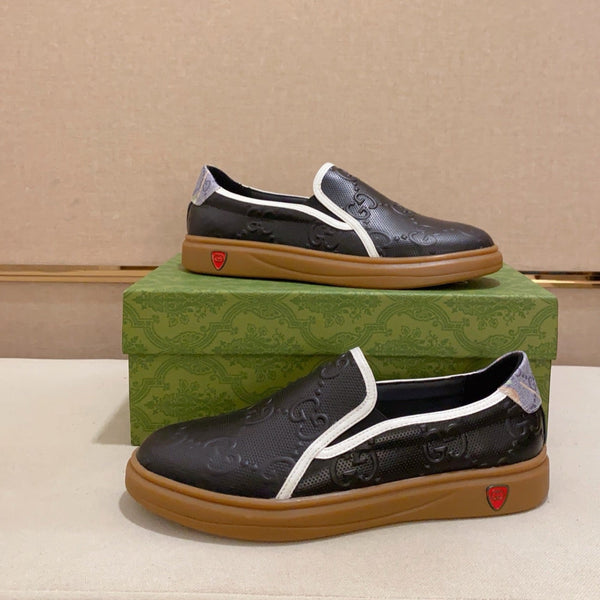 Mocassini slip-on da uomo GG in pelle di vacchetta goffrata nera 533951