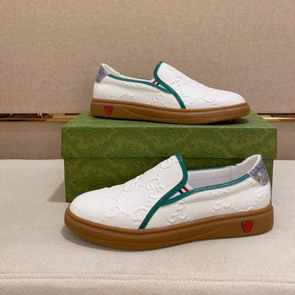 Mocassini slip-on da uomo GG in pelle di vacchetta goffrata bianca 533952