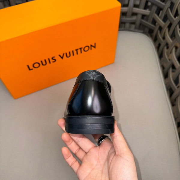 MOCASSINI LV MAJOR IN PELLE DI VITELLO MORBIDA NERA