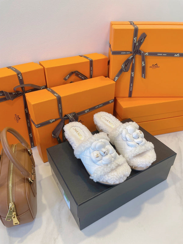 CC 25C Logo Slippers 50mm White Shearling Wood Sheepskin 423695