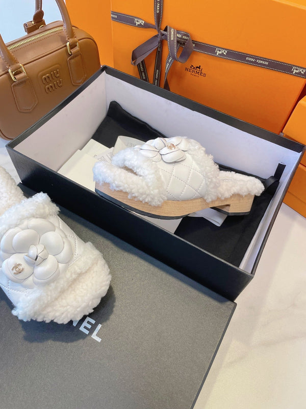 CC 25C Logo Slippers 50mm White Shearling Wood Sheepskin 423695