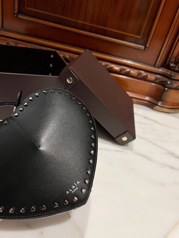 LE COEUR BAG 21 IN BLACK CALFSKIN WITH STUDDED HEART