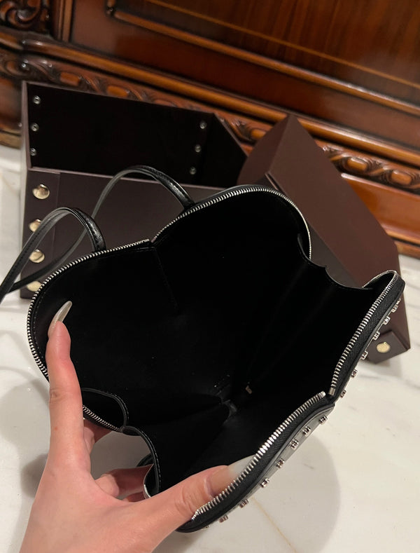 LE COEUR BAG 21 IN BLACK CALFSKIN WITH STUDDED HEART