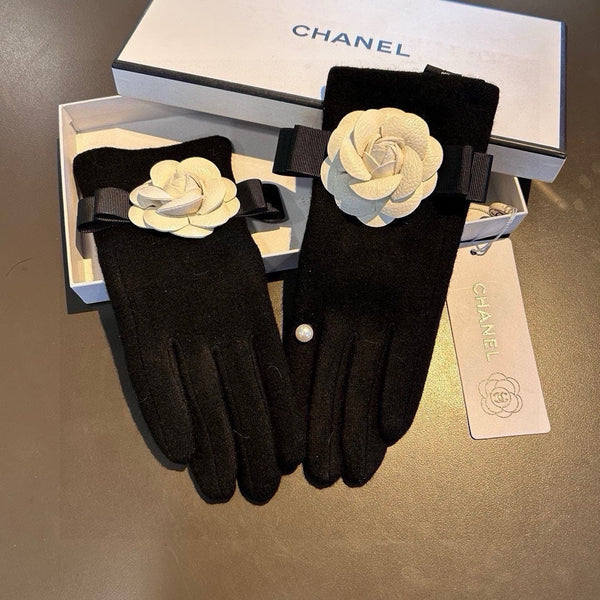 GLOVES IN BLACK WOOL WITH WHITE FLOWER 456326