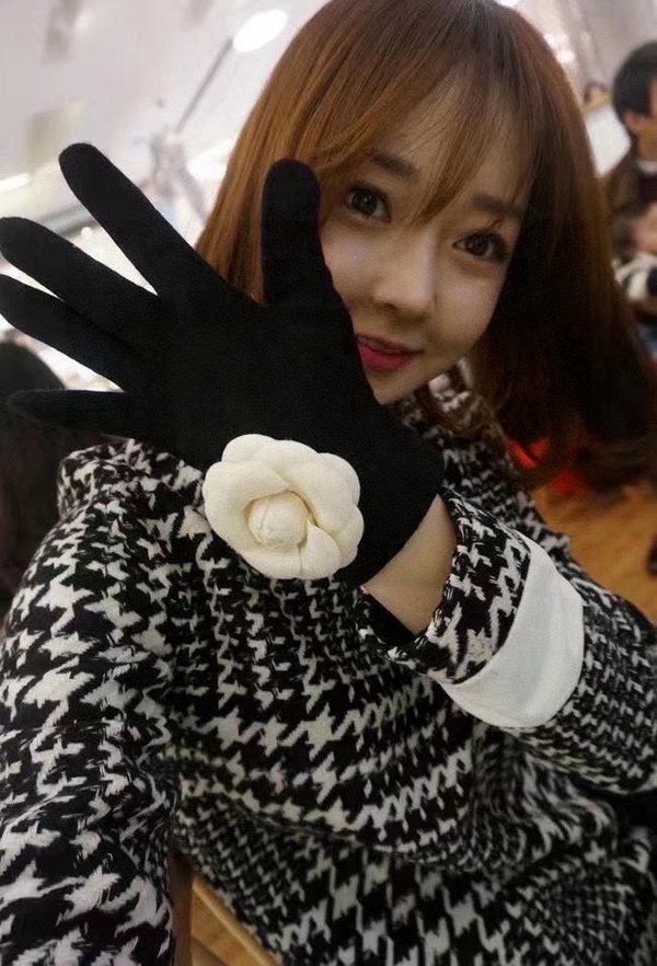 GLOVES IN BLACK WOOL WITH LARGE WHITE FLOWER 464993