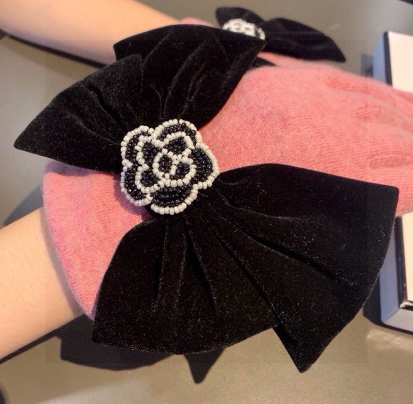 GLOVES IN FLAMINGO PINK WOOL WITH LARGE BLACK BOW 464995