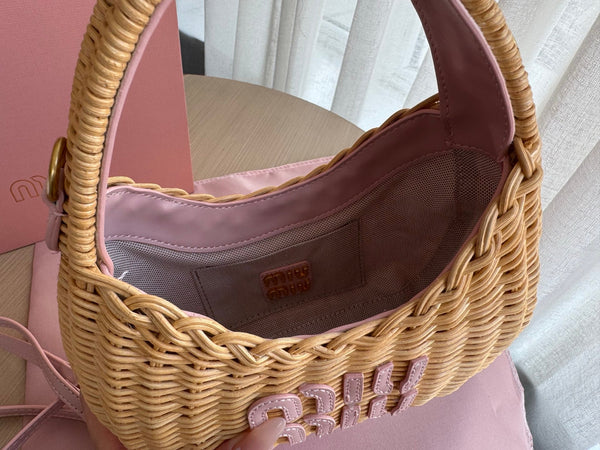 BORSA HOBO WANDER WICKER 20 IN TESSUTO A MANO MARRONE CON LOGO IN PELLE DI VITELLO ROSA