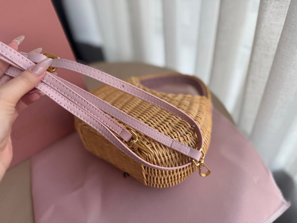 BORSA HOBO WANDER WICKER 20 IN TESSUTO A MANO MARRONE CON LOGO IN PELLE DI VITELLO ROSA