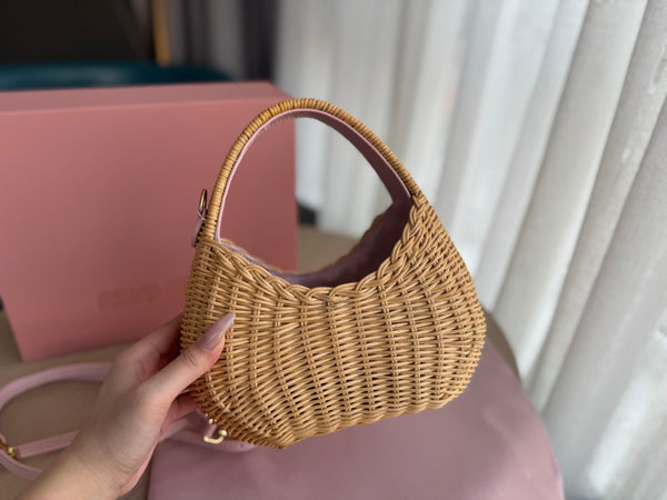 BORSA HOBO WANDER WICKER 20 IN TESSUTO A MANO MARRONE CON LOGO IN PELLE DI VITELLO ROSA