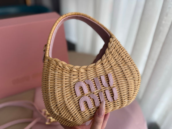 BORSA HOBO WANDER WICKER 20 IN TESSUTO A MANO MARRONE CON LOGO IN PELLE DI VITELLO ROSA