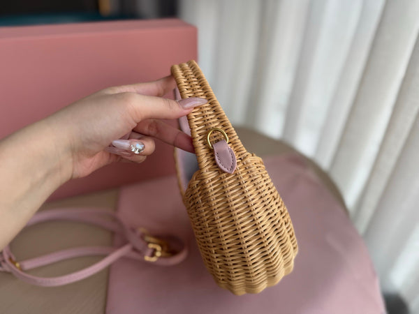 BORSA HOBO WANDER WICKER 20 IN TESSUTO A MANO MARRONE CON LOGO IN PELLE DI VITELLO ROSA