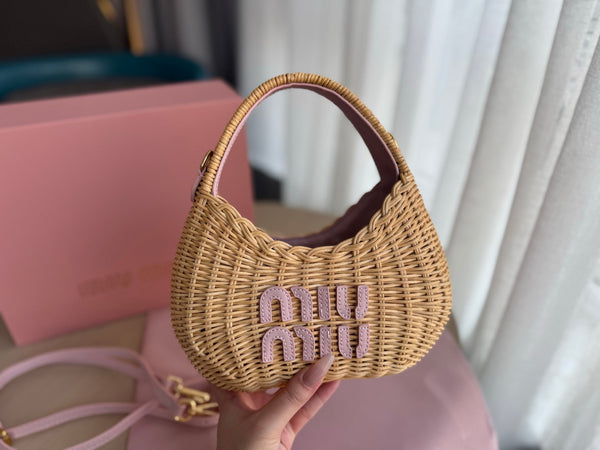 BORSA HOBO WANDER WICKER 20 IN TESSUTO A MANO MARRONE CON LOGO IN PELLE DI VITELLO ROSA