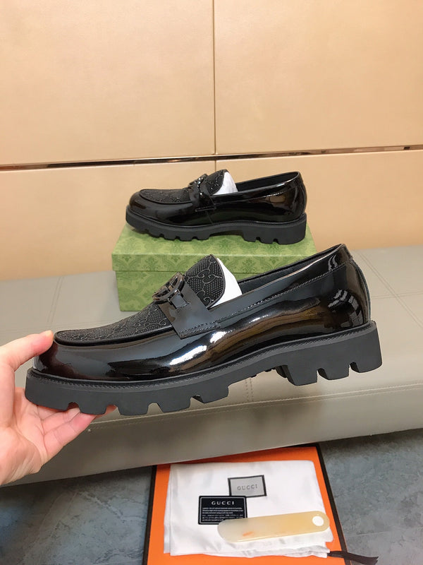 Mocassino da uomo GG in pelle di vacchetta nera 529749