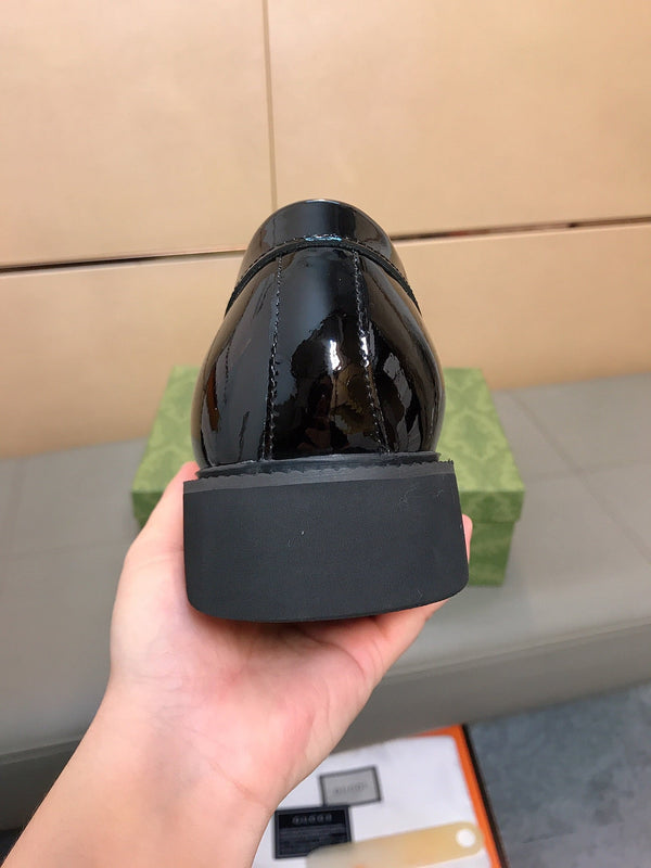 Mocassino da uomo GG in pelle di vacchetta nera 529749