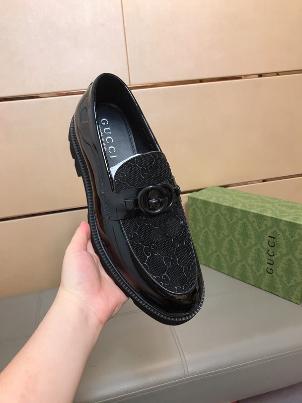 Mocassino da uomo GG in pelle di vacchetta nera 529749